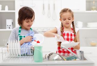 kids-who-wash-dishes-have-fewer-allergies